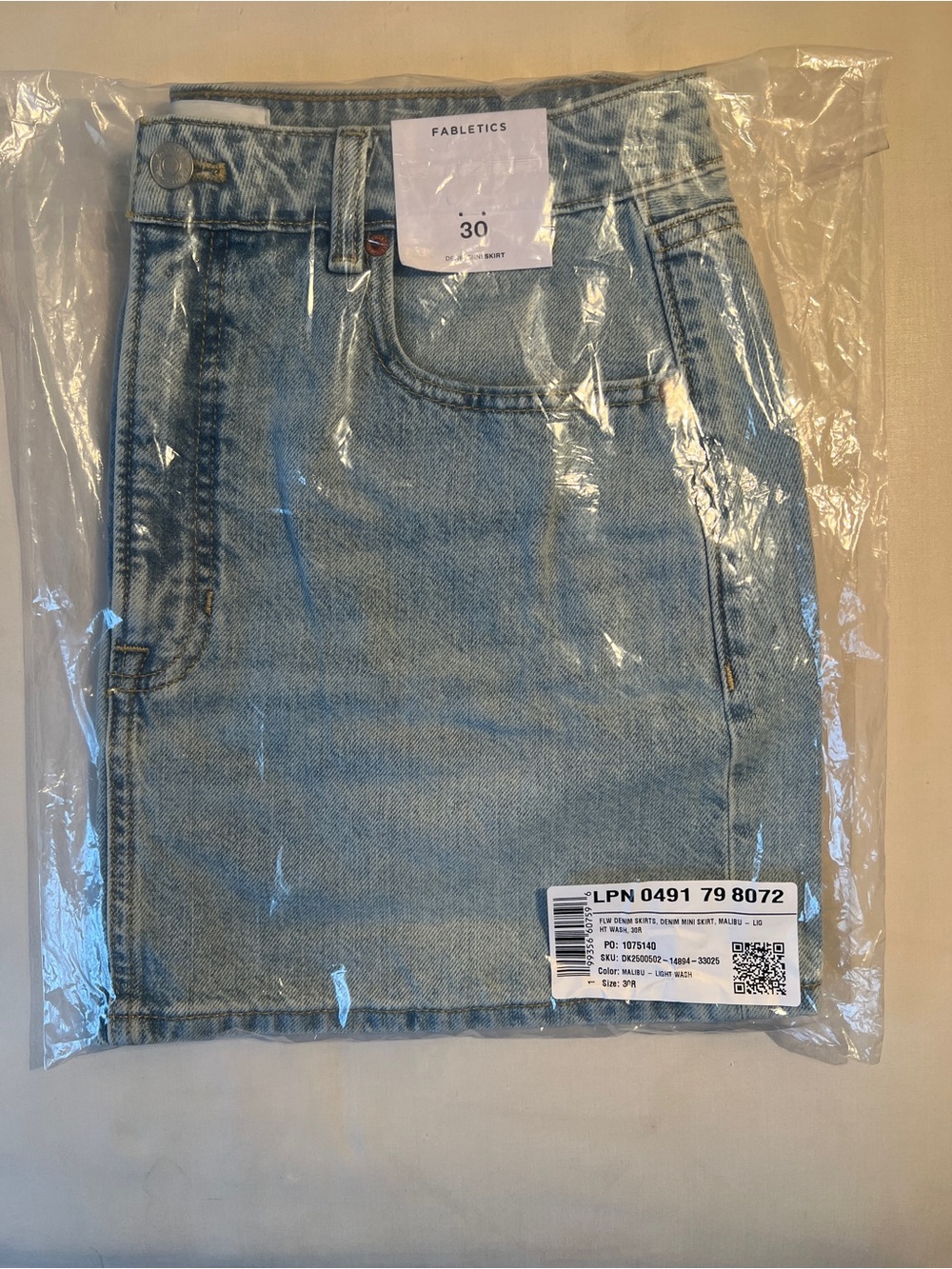 NWT Fabletics Malibu Light Wash Denim Mini Skirt - Picture 2 of 2